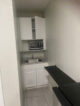 19227 NW 62nd Ave, Unit Studio in Hialeah, FL - Building Photo - Building Photo