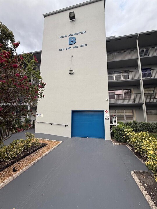 551 SW 135th Ave in Pembroke Pines, FL - Building Photo