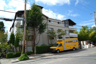 Hawthorne House Apartments in Seattle, WA - Building Photo - Building Photo