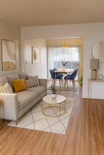 Las Palmas Apartments in Fresno, CA - Foto de edificio - Building Photo