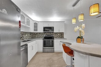 21300 San Simeon Way in Miami, FL - Building Photo - Building Photo