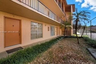 7151 Miami Lakes Dr, Unit P-22 in Miami Lakes, FL - Building Photo