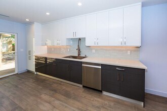 6850 Encino Ave in Van Nuys, CA - Building Photo - Building Photo