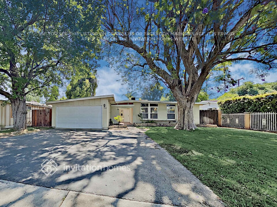 7758 Jamieson Ave in Los Angeles, CA - Foto de edificio