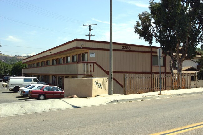 2286 Primrose Ave in Vista, CA - Foto de edificio - Building Photo