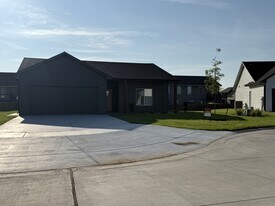 1923 Sutton Ct in Wichita, KS - Building Photo