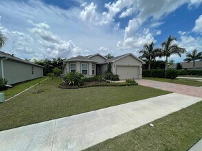 690 Hadley Pl E in Naples, FL - Building Photo - Building Photo
