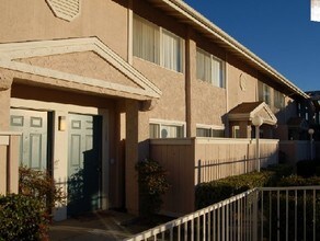 Summerwood Apartments in Palmdale, CA - Foto de edificio - Building Photo