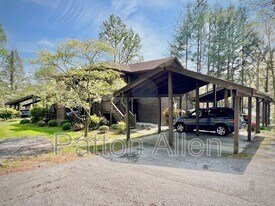 580 Courtwood Ln in Hendersonville, NC - Building Photo