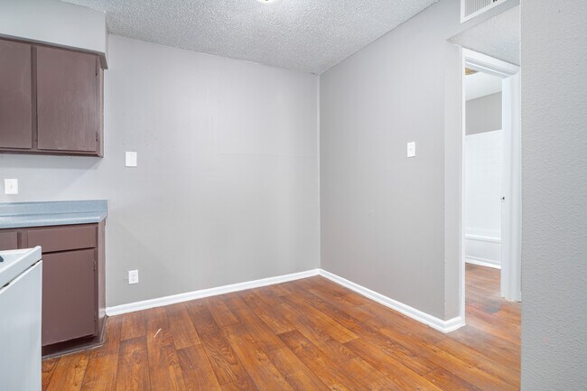 Lawnwood Apartments in San Antonio, TX - Foto de edificio - Building Photo