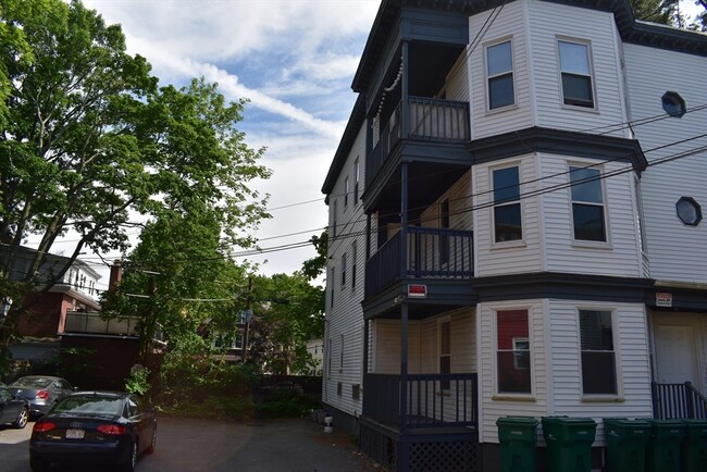 58 Broad St, Unit 1 in Lynn, MA - Building Photo - Building Photo
