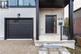 42 Wellington St in Brant, ON - Building Photo - Building Photo