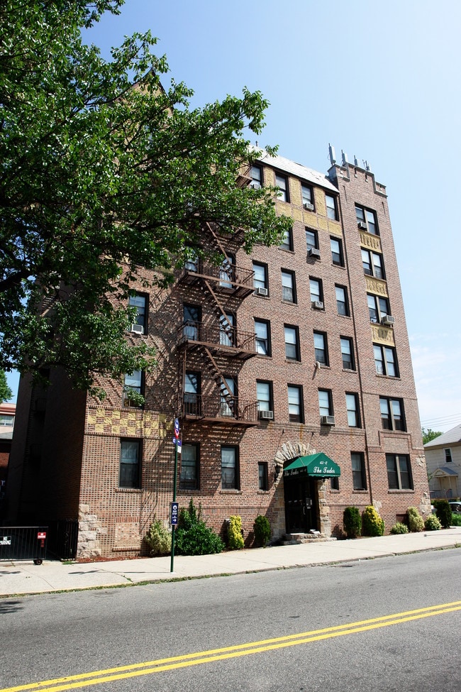 15517 Sanford Ave in Flushing, NY - Foto de edificio - Building Photo