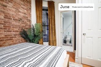 Private bedroom in 3 bed/2 bath Home in New York, NY - Building Photo - Building Photo