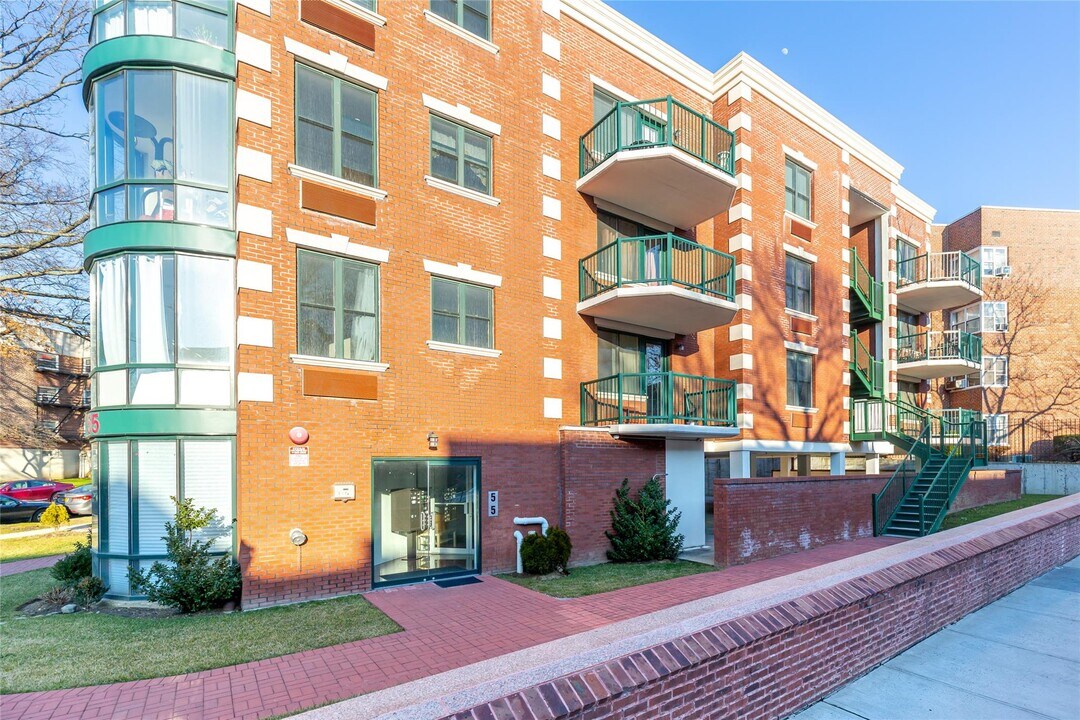 55 Middle Neck Rd in Great Neck Plaza, NY - Building Photo