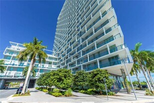 2000 Metropica Wy in Sunrise, FL - Building Photo