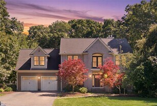 37 Seabury Dr in Westerly, RI - Building Photo