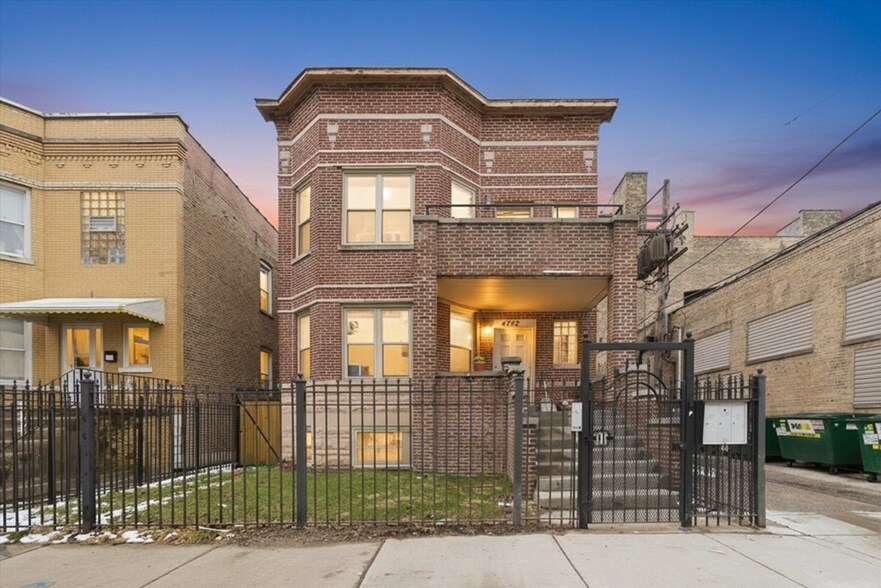 4742 N Sawyer Ave, Unit 2 in Chicago, IL - Building Photo