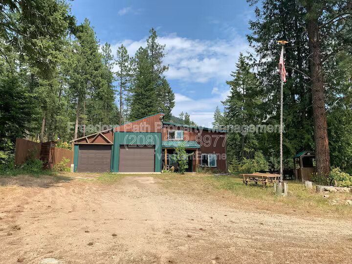 298 Woods Rd in Priest River, ID - Building Photo
