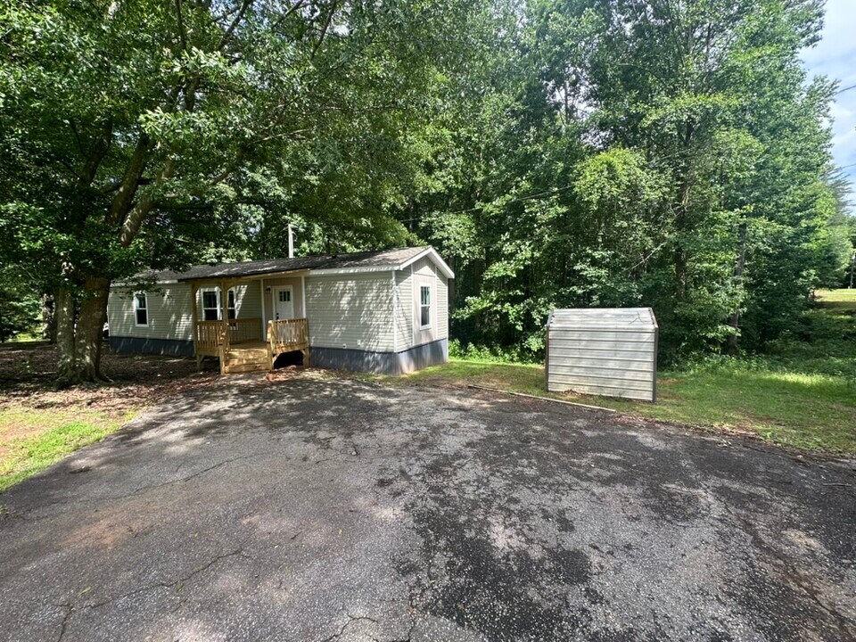520 Frank Arrowood Rd in Cornelia, GA - Building Photo