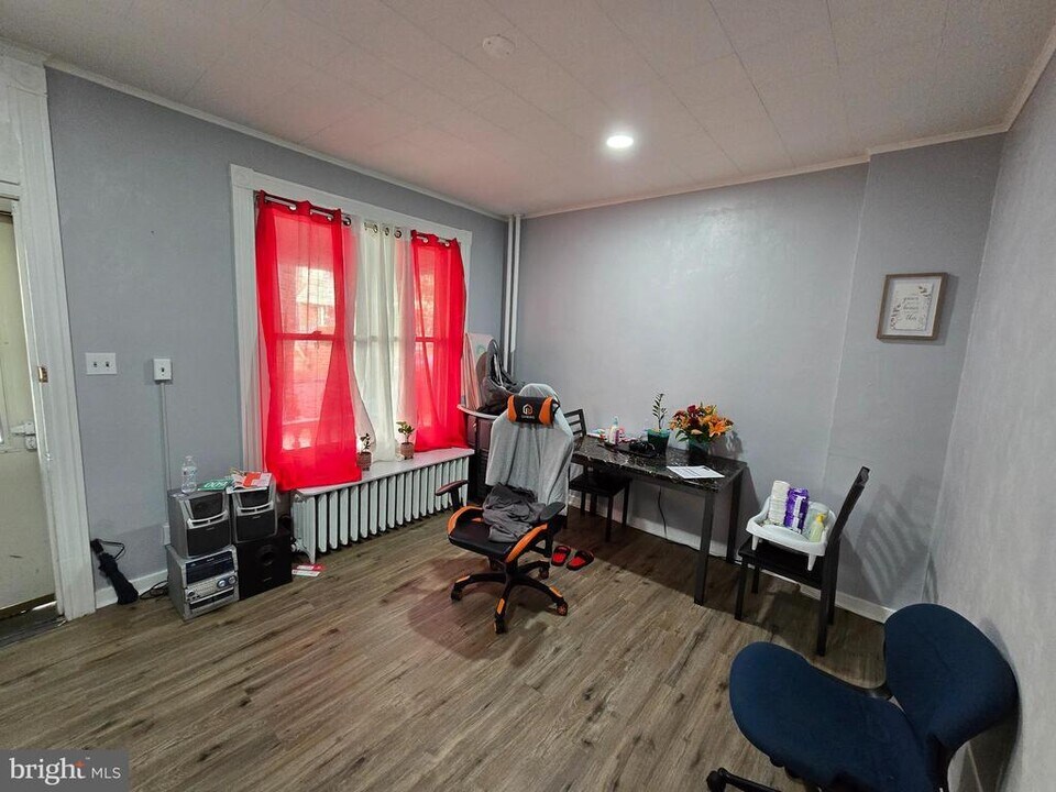 110 W Douglass St in Reading, PA - Building Photo