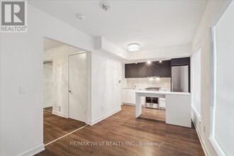 8-428 Tippett Rd in Toronto, ON - Building Photo - Building Photo