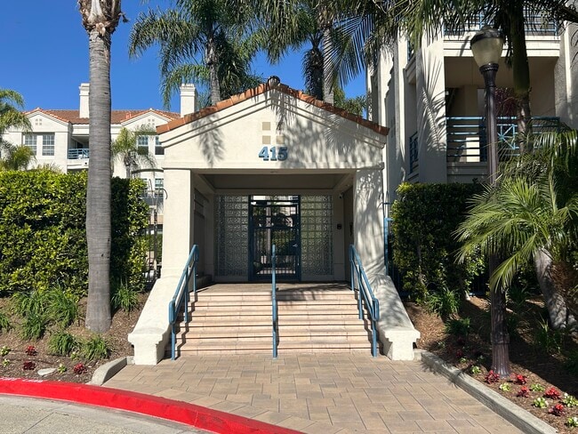 415 Townsquare Ln, Unit 127 in Huntington Beach, CA - Foto de edificio - Building Photo