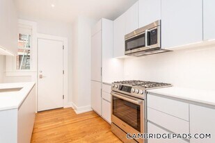 17 Forest St, Unit 03 in Cambridge, MA - Building Photo