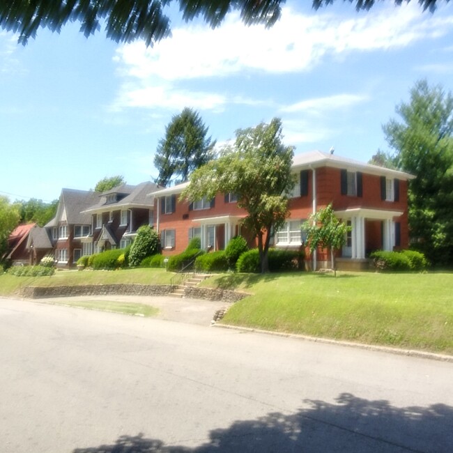 2125 Village Dr, Unit 1 in Louisville, KY - Building Photo - Building Photo