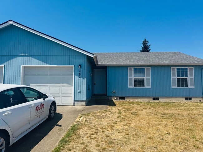 property at 462-464 Hummingbird St SE