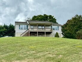 8682 Kiser Rd in Mount Crawford, VA - Building Photo