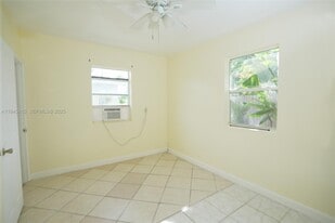 115 NE 192nd St in Miami, FL - Building Photo