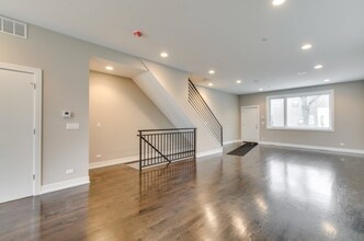 2050 N Hamlin Ave in Chicago, IL - Building Photo - Building Photo