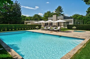 12 Hedge Row Ln in East Hampton, NY - Building Photo