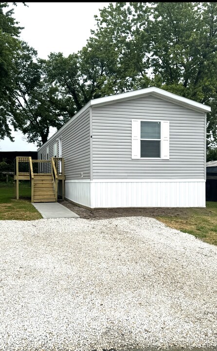 8 Fox Haven Dr in Truesdale, MO - Building Photo