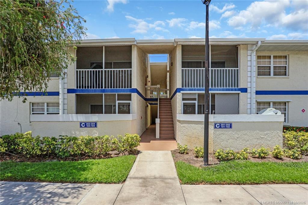 1504 SE Royal Green Cir in Port St. Lucie, FL - Building Photo