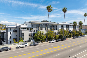 Sunset Silver Lake in Los Angeles, CA - Foto de edificio - Building Photo