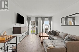 8 Woodman Dr S in Hamilton, ON - Building Photo - Building Photo