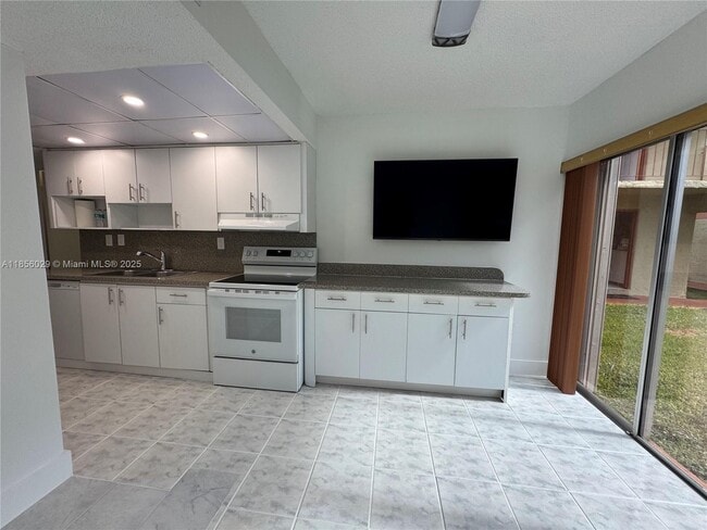 9390 W Flagler St in Miami, FL - Building Photo - Building Photo
