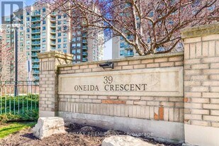 39 Oneida Crescent in Richmond Hill, ON - Building Photo