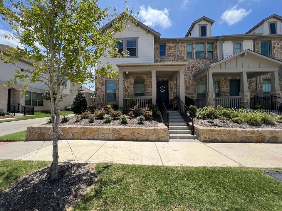 6436 Northern Dancer Dr in North Richland Hills, TX - Foto de edificio
