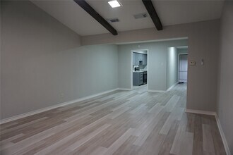 1915 Normal Park Dr in Huntsville, TX - Foto de edificio - Building Photo