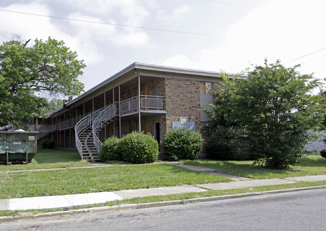 Capri Apartments in Memphis, TN - Foto de edificio - Building Photo