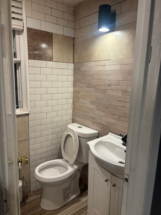 4 Bayview Ave, Unit Bayview 1st Floor in Jersey City, NJ - Foto de edificio - Building Photo