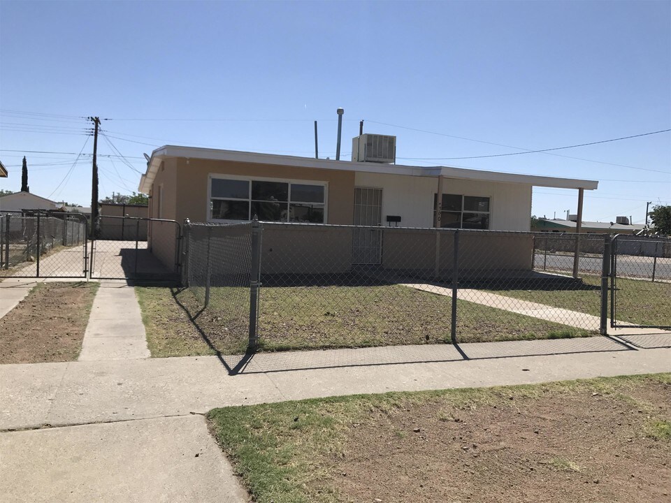 8300 Capitan Cir in El Paso, TX - Building Photo
