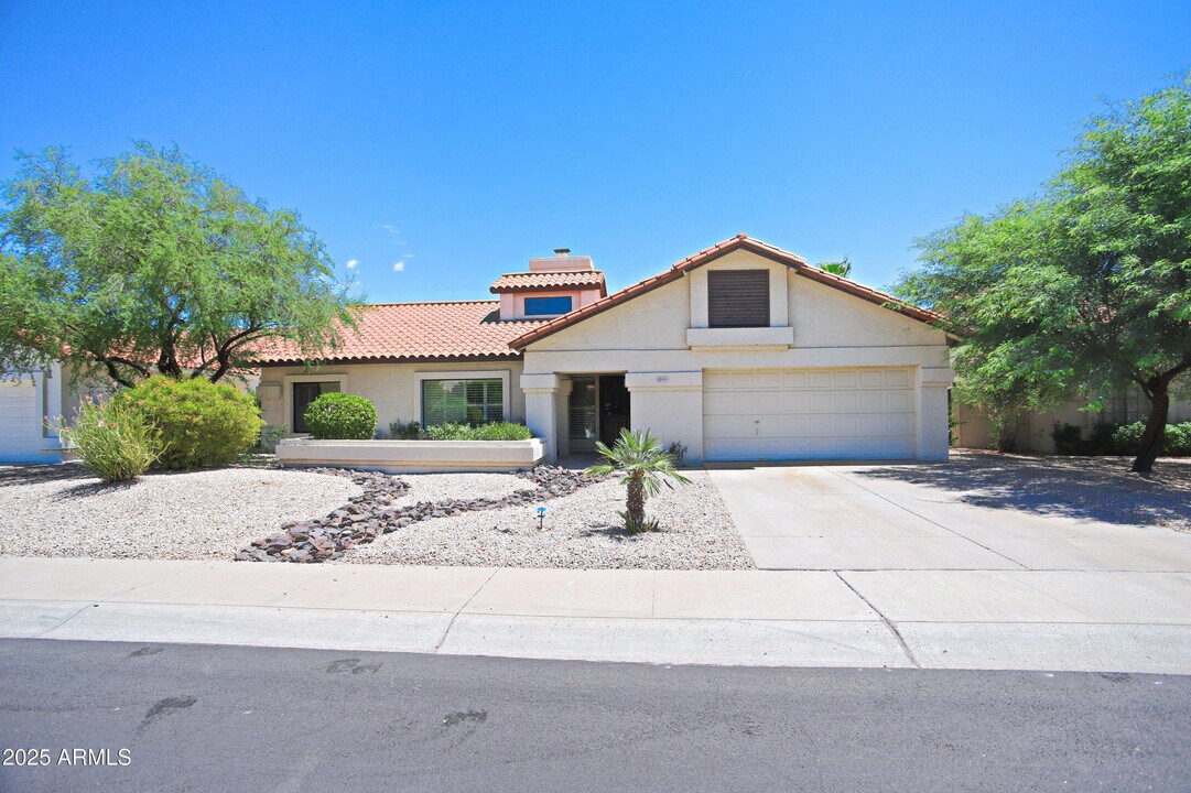 10575 E Mission Ln in Scottsdale, AZ - Foto de edificio