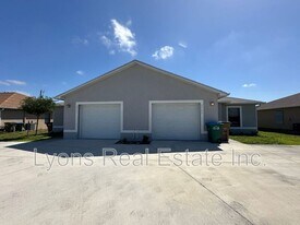 2943 Skyline Blvd in Cape Coral, FL - Building Photo