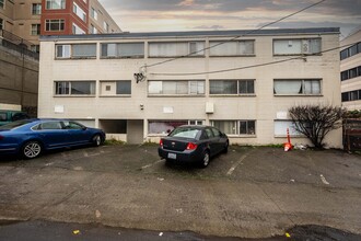 Queen Villa Apartments in Seattle, WA - Building Photo - Building Photo