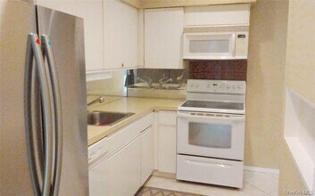 130 S Middle Neck Rd in Great Neck Plaza, NY - Building Photo - Building Photo