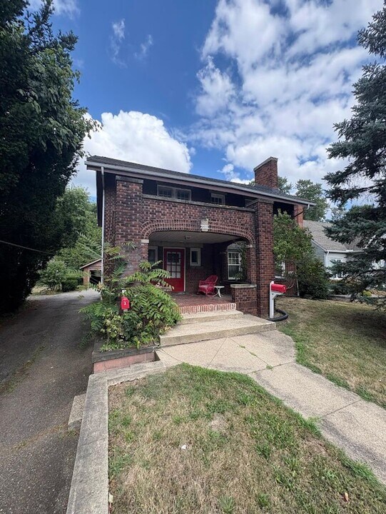 2281 E Market St in Akron, OH - Building Photo